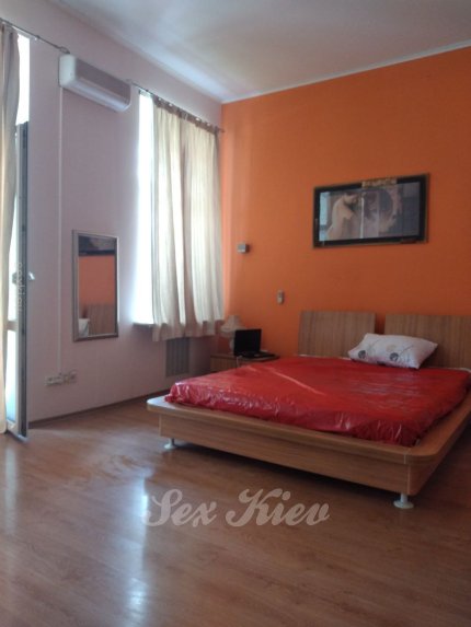 Проститутка Киева Страпон Киев Центр, индивидуалка принимает у метро Крещатик - большое фото