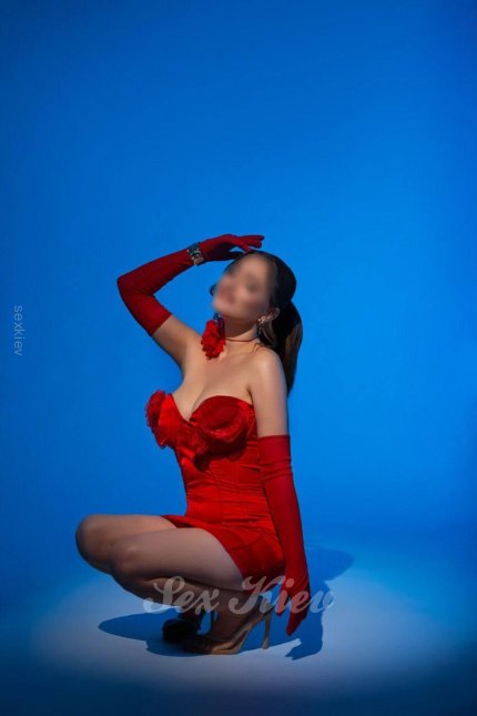 Повія Києва Аміна, прцює на вулиці Тютюнника
 - велике фото